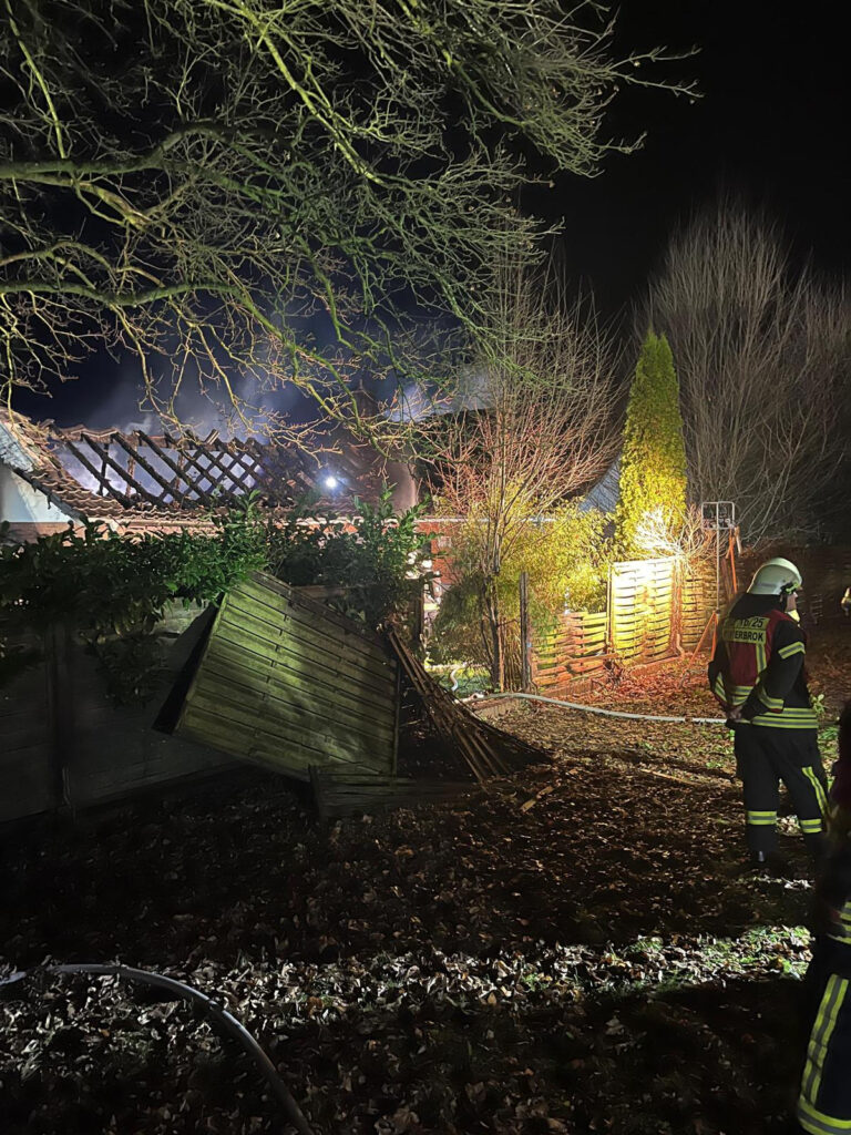 Einsatzfoto: Wohnhaus und Garage brennen in der Neujahrsnacht