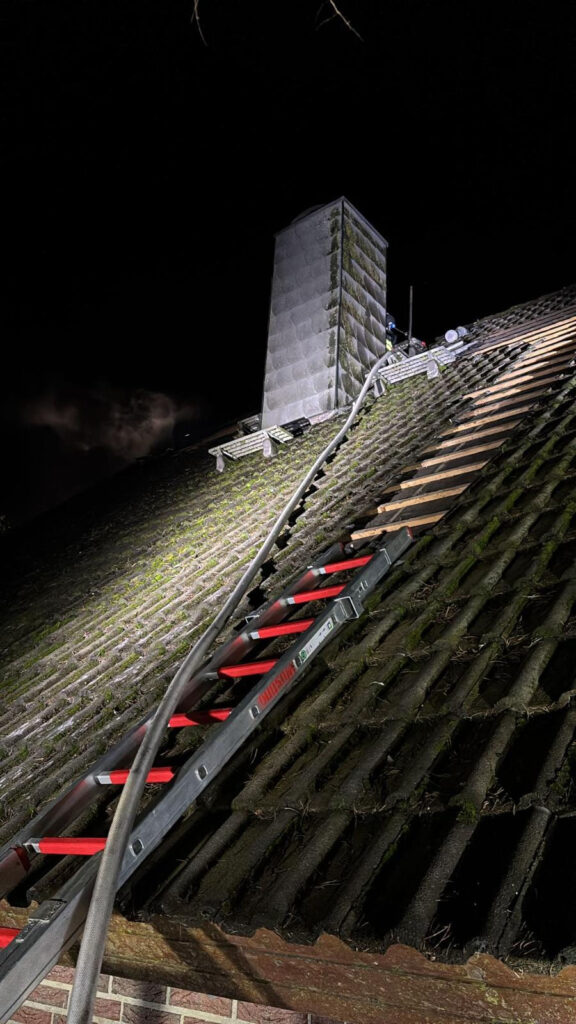 Einsatzfoto: Carportbrand greift auf Wohnhaus über