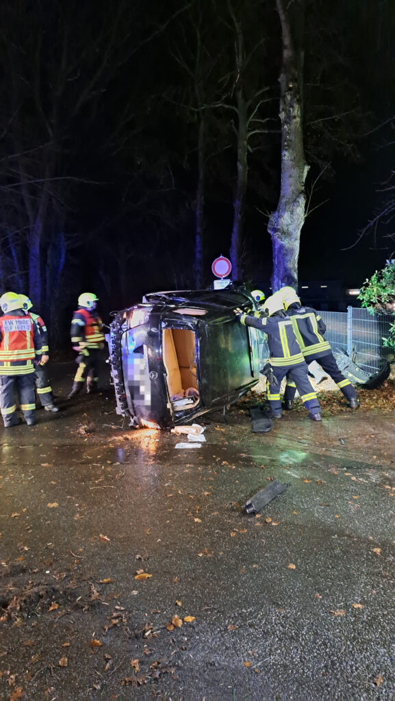 Einsatzfoto: Auto prallt am Bahndamm gegen zwei Bäume
