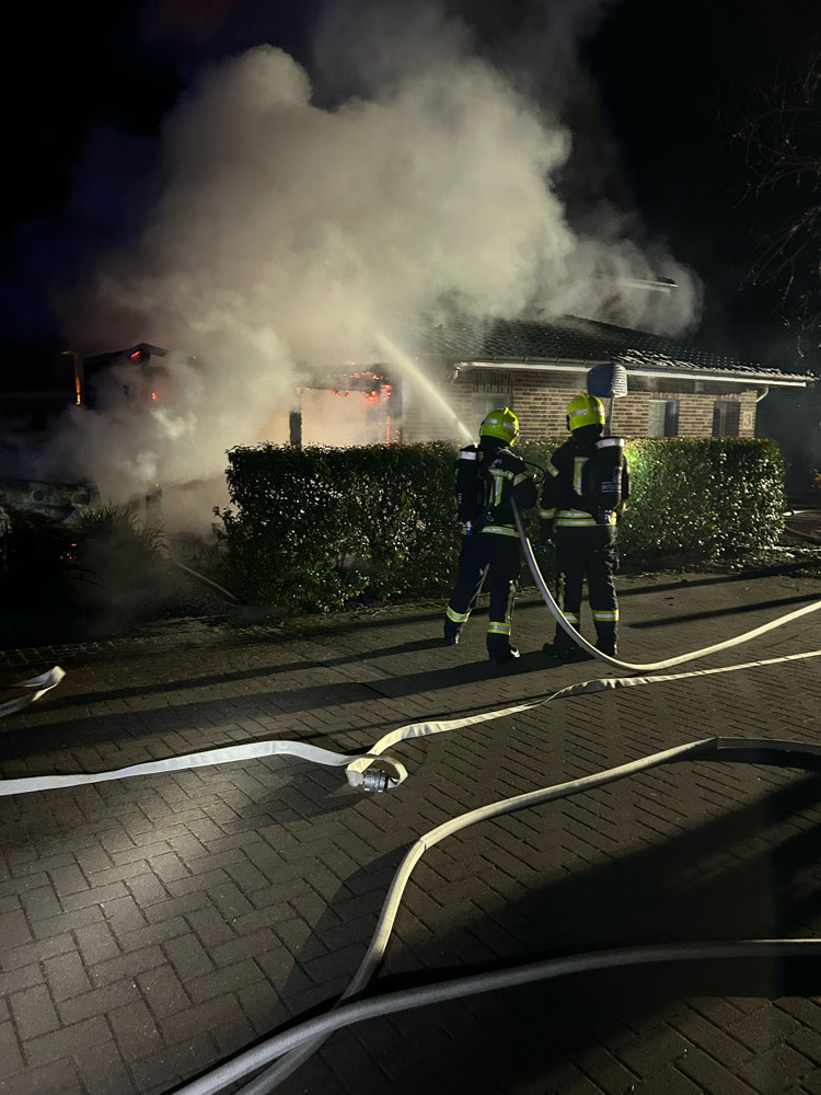 Einsatzfoto: Feuer in Wüsting greift auf Wohnhaus über