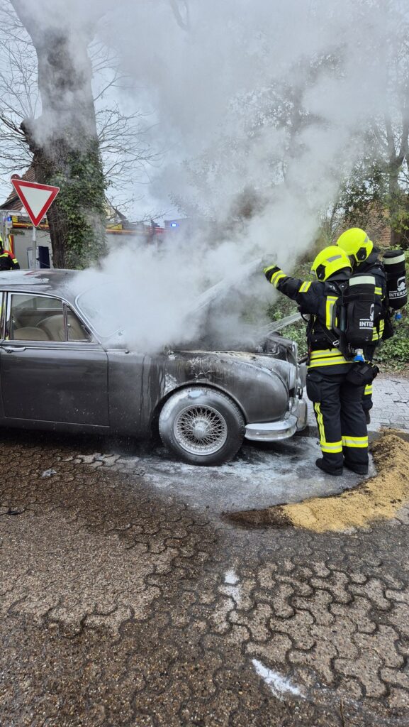 Einsatzfoto: Oldtimer in der Blumenstraße brennt