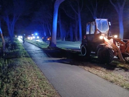 Einsatzfoto: Auto fährt auf Radlader auf