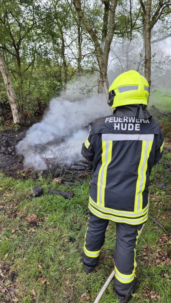 Einsatzfoto: Osterfeuer flammt wieder auf