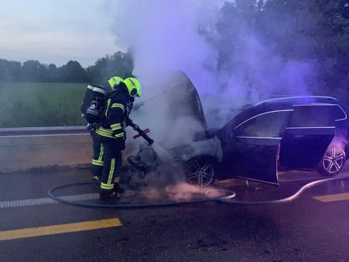 Einsatzfoto: Auto brennt auf der A28 aus