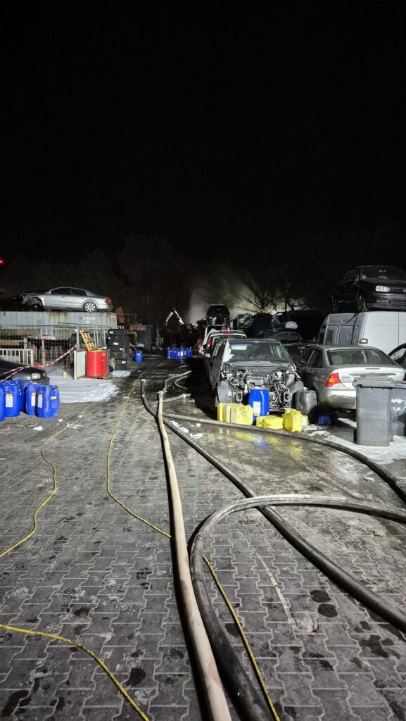 Einsatzfoto: Nachlöschen nach dem Schrottplatzbrand