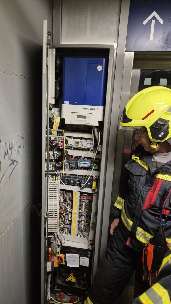 Einsatzfoto: Person im Bahnhofsaufzug eingeschlossen