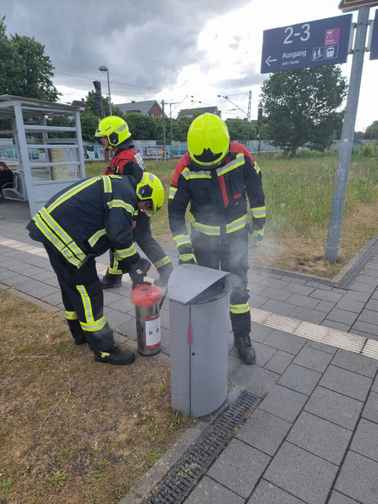 Einsatzfoto: Mülleimer am Bahnhof brennt