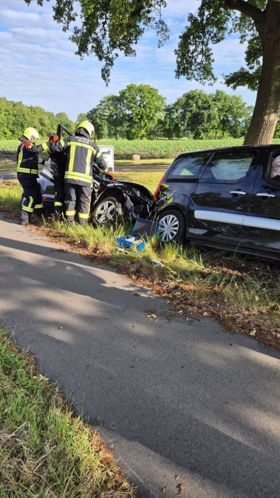 Einsatzfoto: Zwei Autos im Graben