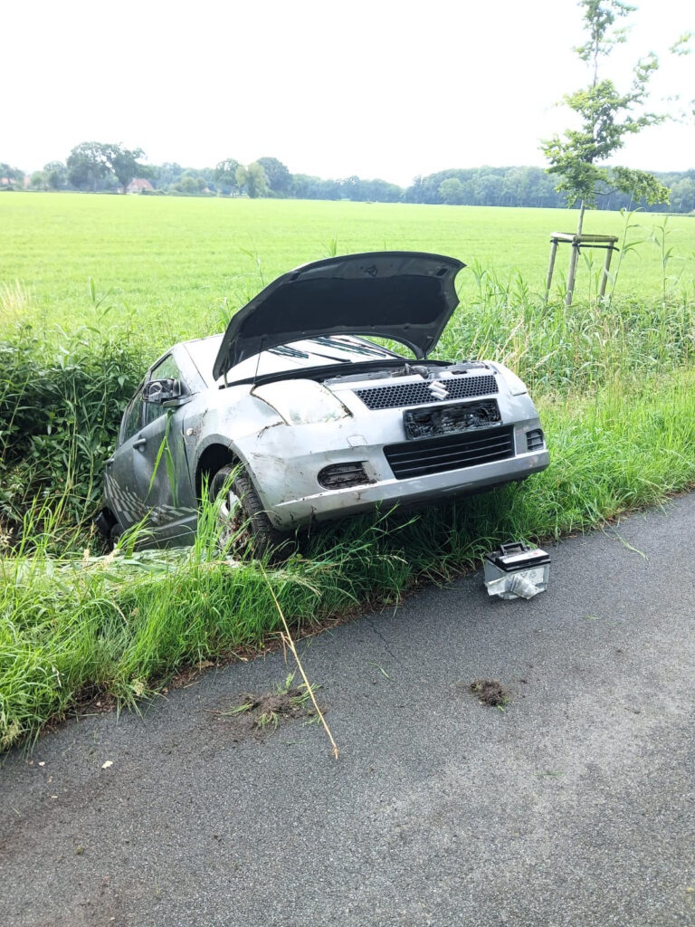 Einsatzfoto: Auto landet nach Ausweichmanöver im Graben