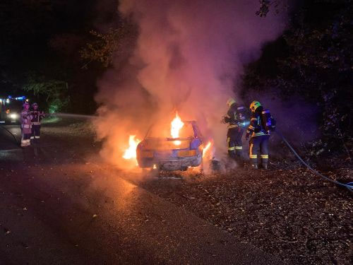 Einsatzfoto: Auto brennt in der Nacht vollständig aus