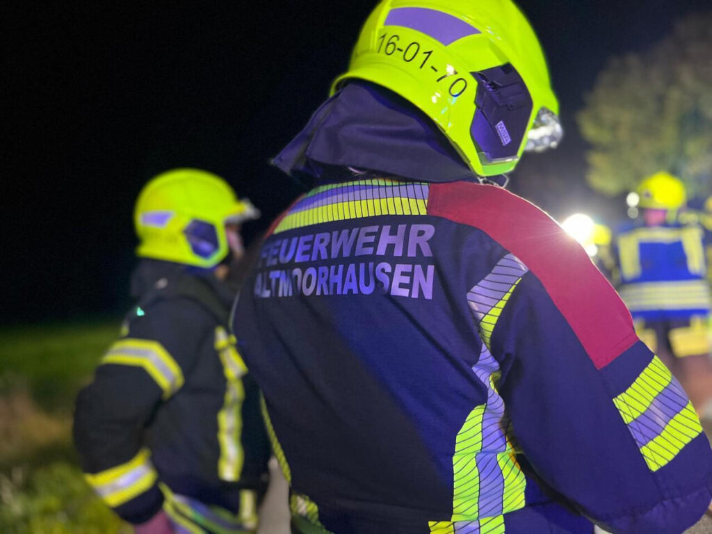 Einsatzkräfte der Ortswehr Altmoorhausen in Einsatzkleidung und Helm bei Nacht
