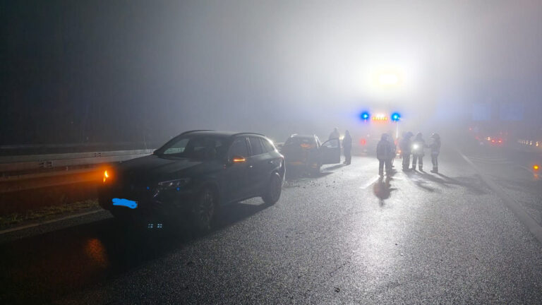 Unfallstelle im Nebel auf der A28 mit Einsatzkräften und Blaulicht