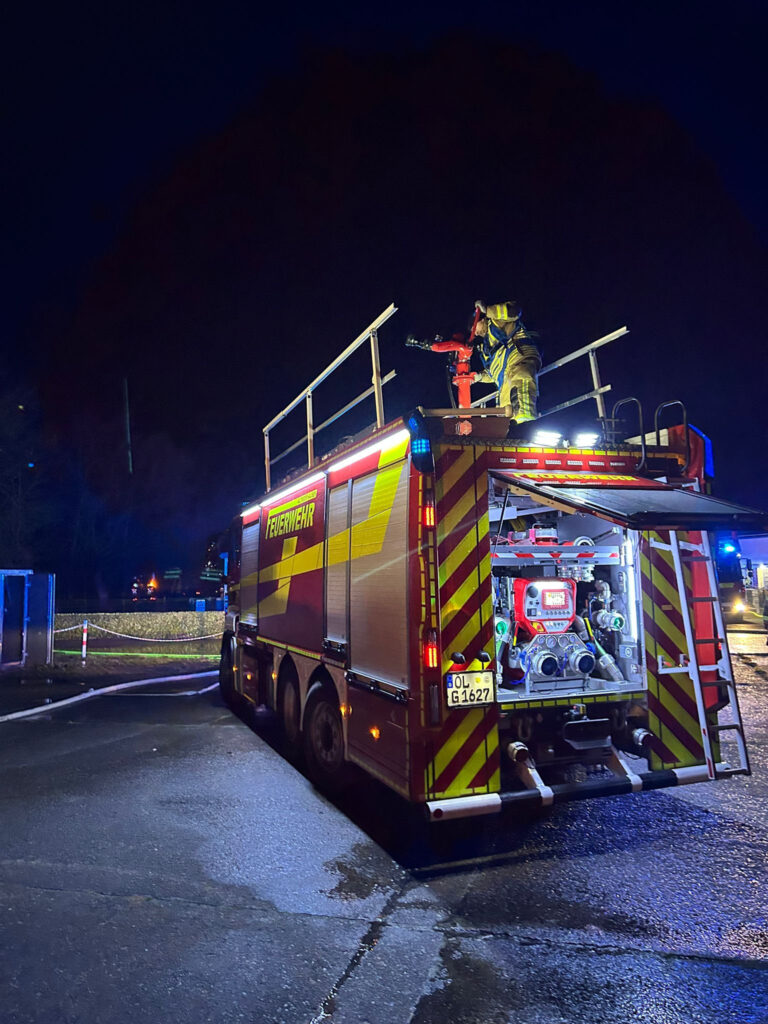 Einsatzfoto: Wasserversorgung bei Großbrand im Landkreis Cloppenburg