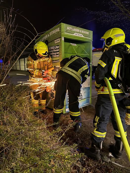 Einsatzfoto: Böller im Altkleidercontainer