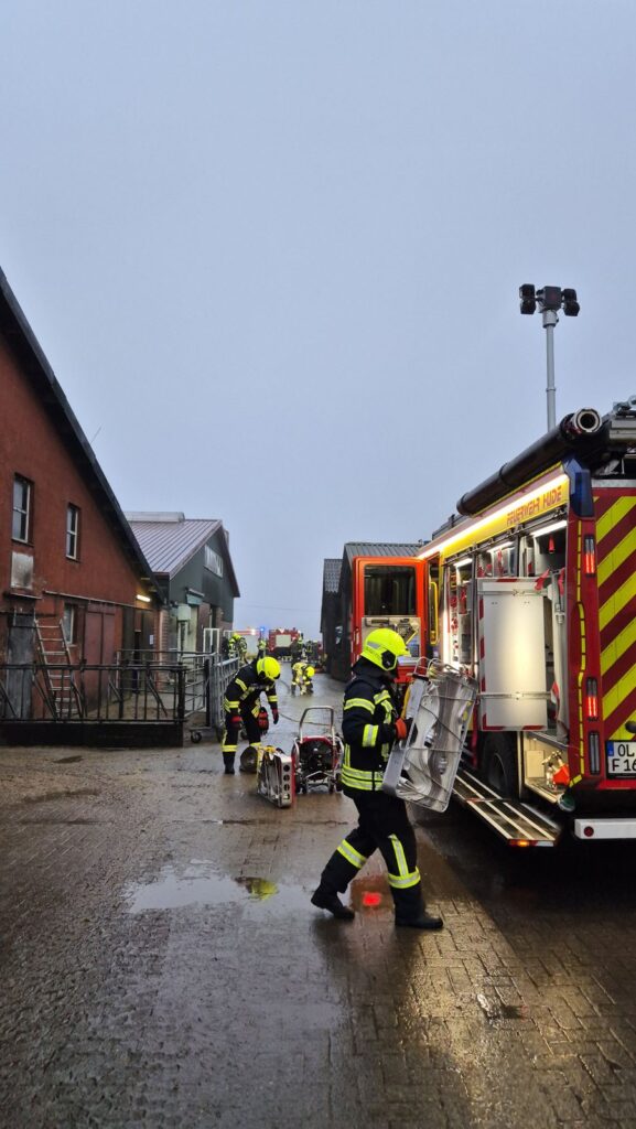 Einsatzfoto: Batteriespeicher in einem Melkstall brennen