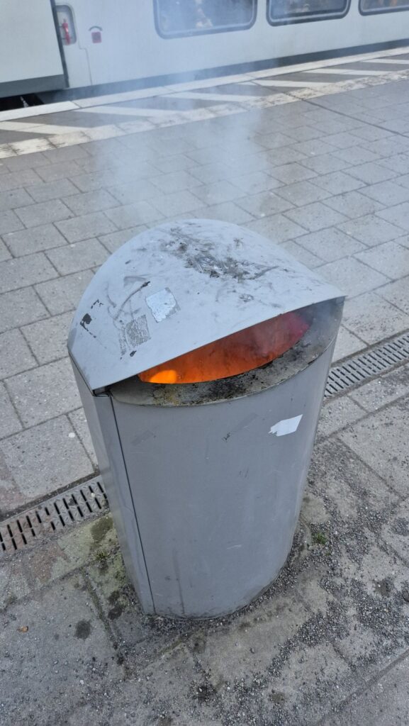 Einsatzfoto: Mülleimer am Gleis brennt