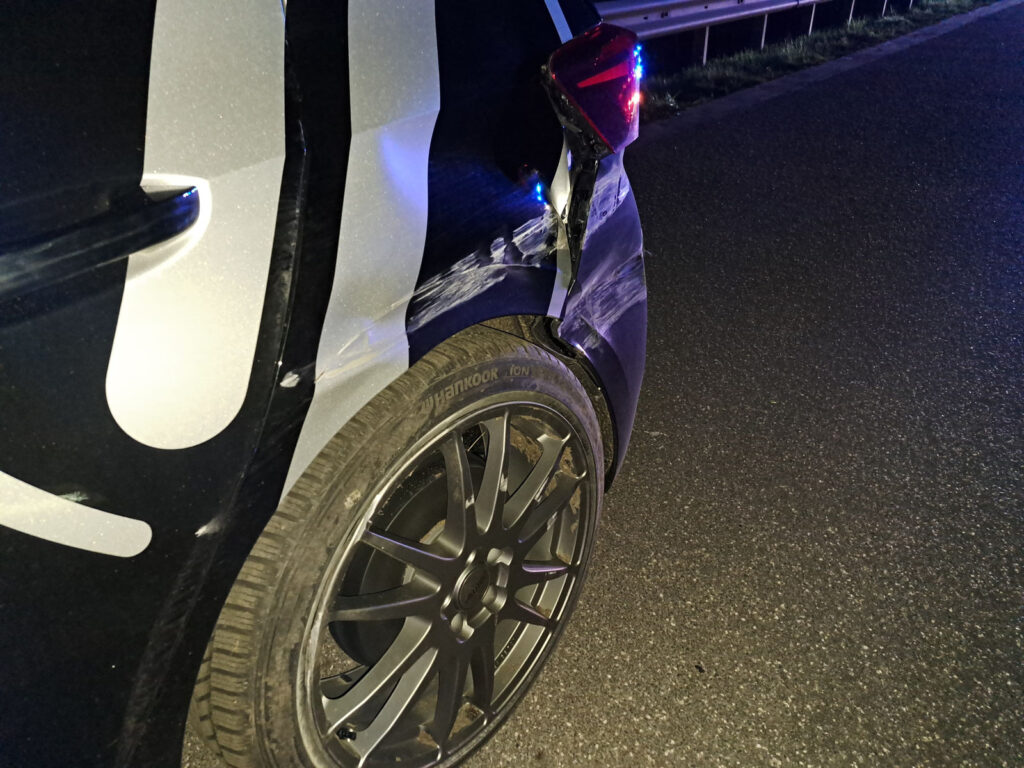 Einsatzfoto: Auto prallt gegen Leitplanke