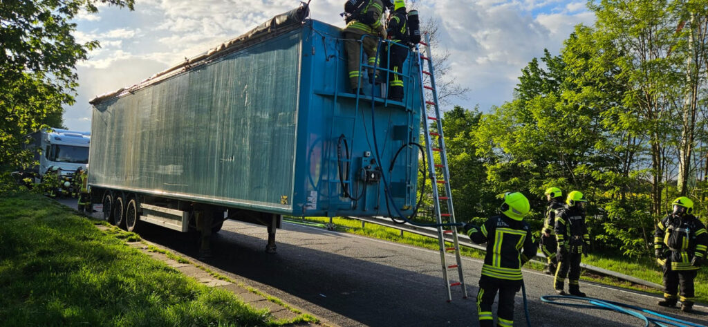 Einsatzfoto: LKW-Auflieger mit Müll qualmt