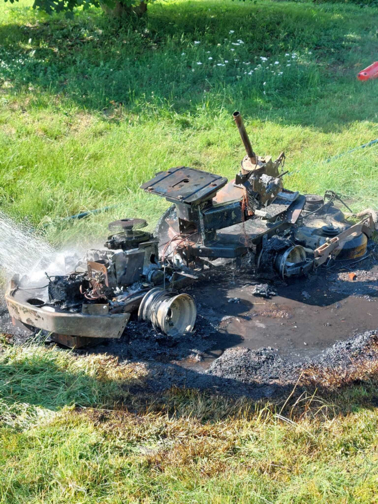 Einsatzfoto: Rasenmähertraktor in Vollbrand