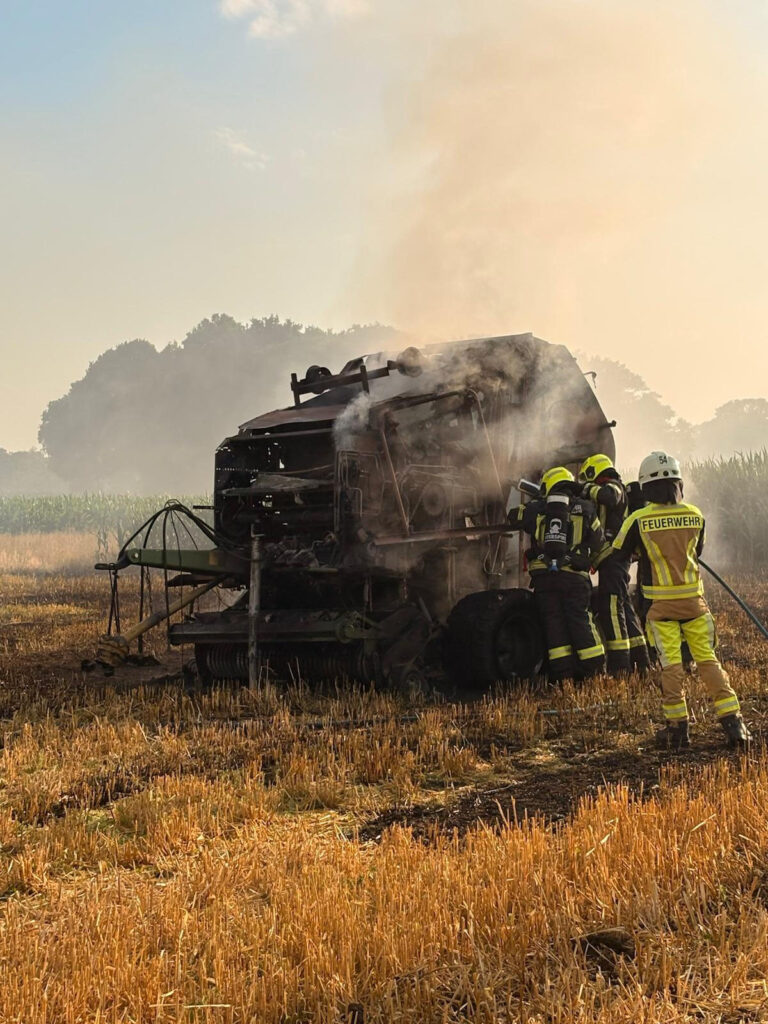 Einsatzfoto: Strohballenpresse löst Flächenbrand aus