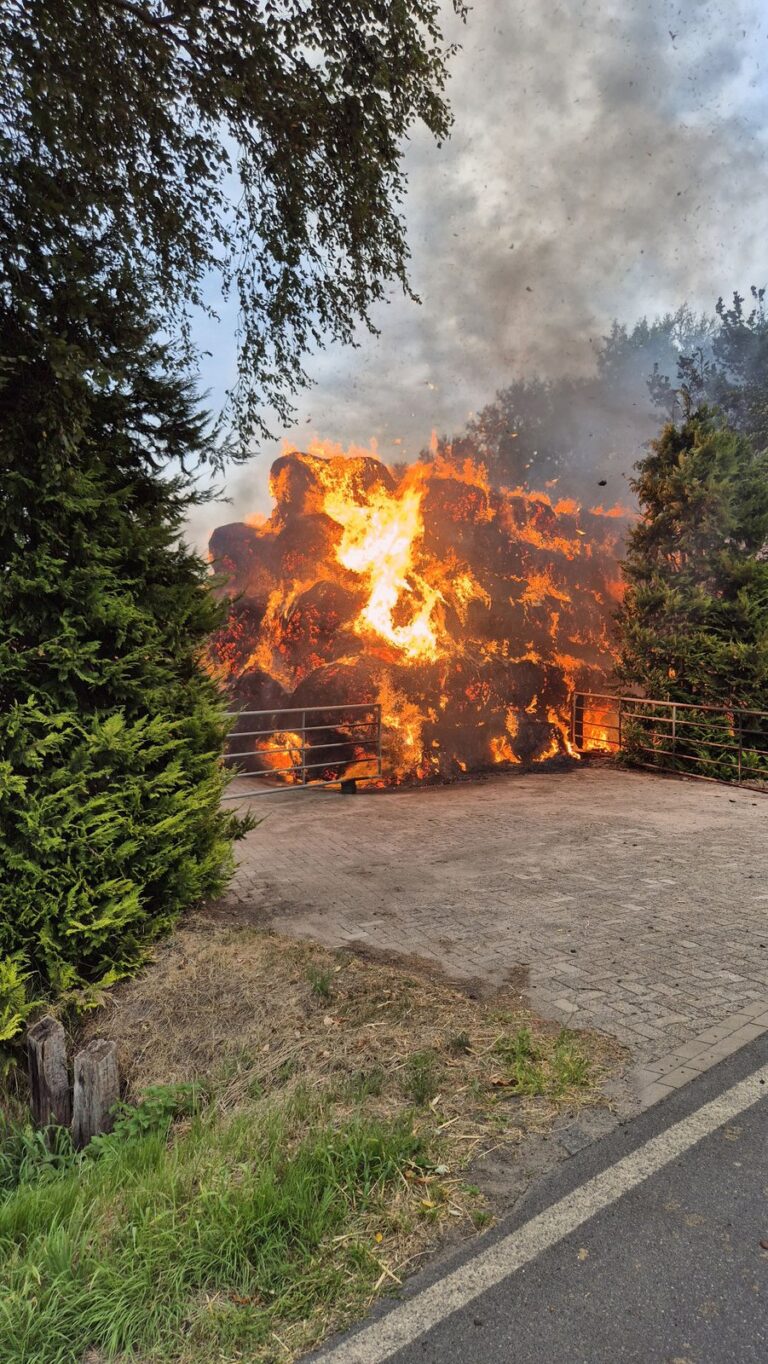 Brennender Stapel Strohballen auf einem Hof