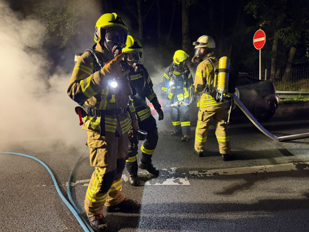 Atemschutztrupp bei einem nächtlichen PKW-Brand auf der A28