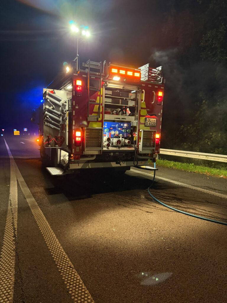 Löschfahrzeug mit ausgefahrenem Lichtmast an der Einsatzstelle bei Nacht