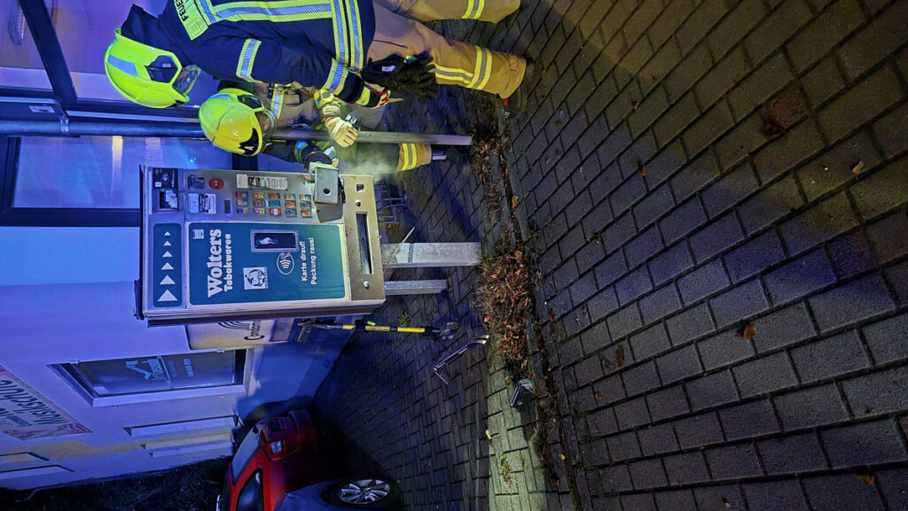 Einsatzstelle an einem qualmenden Zigarettenautomaten in Hude
