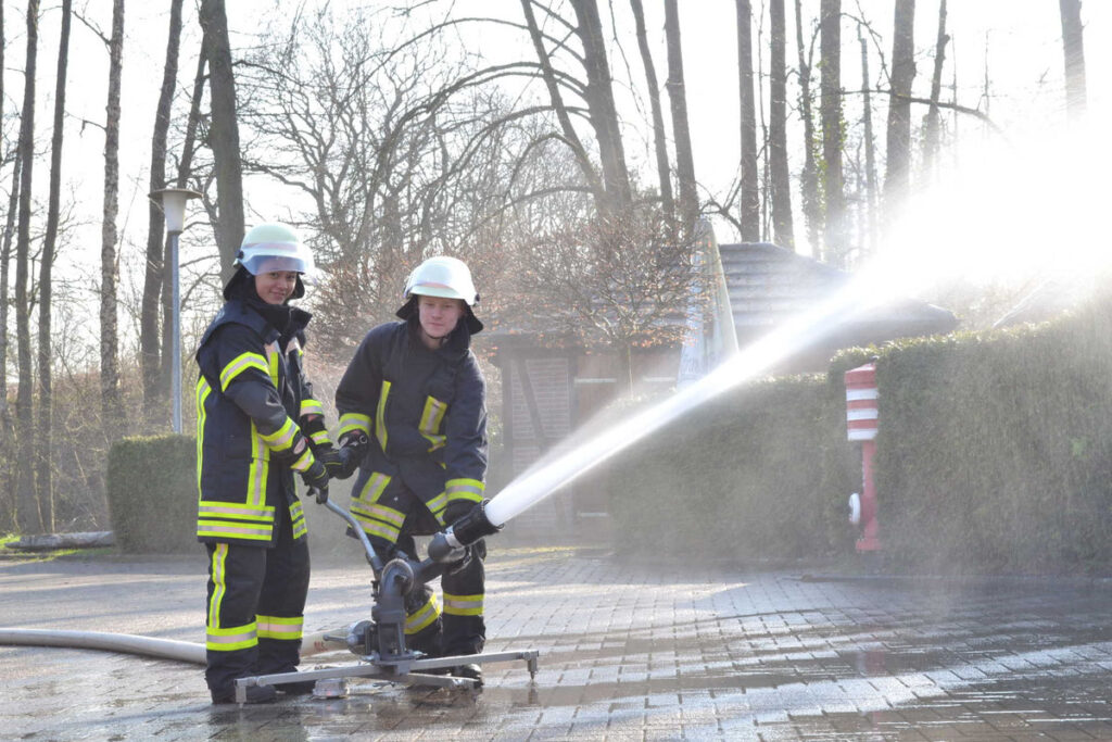 Einsatzkräfte der Feuerwehr Hude