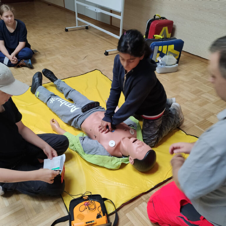 Jugendfeuerwehr beim Reanimationstraining mit der Johanniter-Unfall-Hilfe