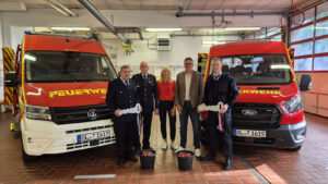 Übergabe der zwei neuen Mannschaftstransportwagen im Feuerwehrhaus Hude